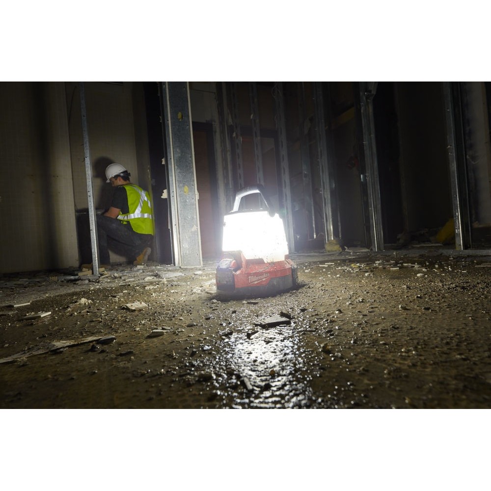 MILWAUKEE M18 ONESLSP LAMPA STREFOWA LATARKA LED