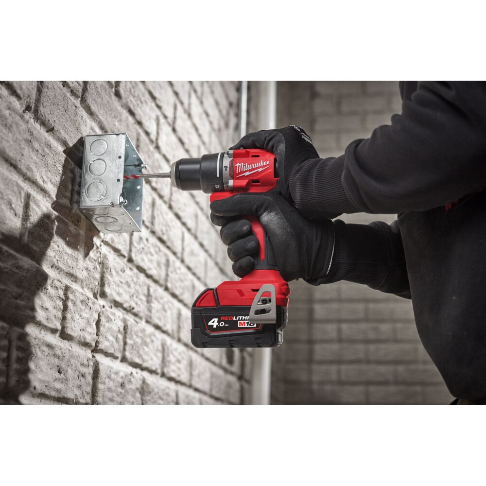 OFERTA PROMOCYJNA MILWAUKEE KOMPAKTOWA BEZSZCZOTKOWA WIERTARKO-WKRĘTARKA Z UDAREM M18 BLPDRC-422C AKUMULATOR 4.0Ah