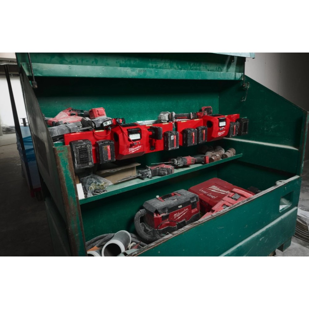 MILWAUKEE ŁADOWARKA 4-PORTOWA 12V i 18V Z REFLEKTOREM 450Lm GANGBOX M12-18 GBC4 USB