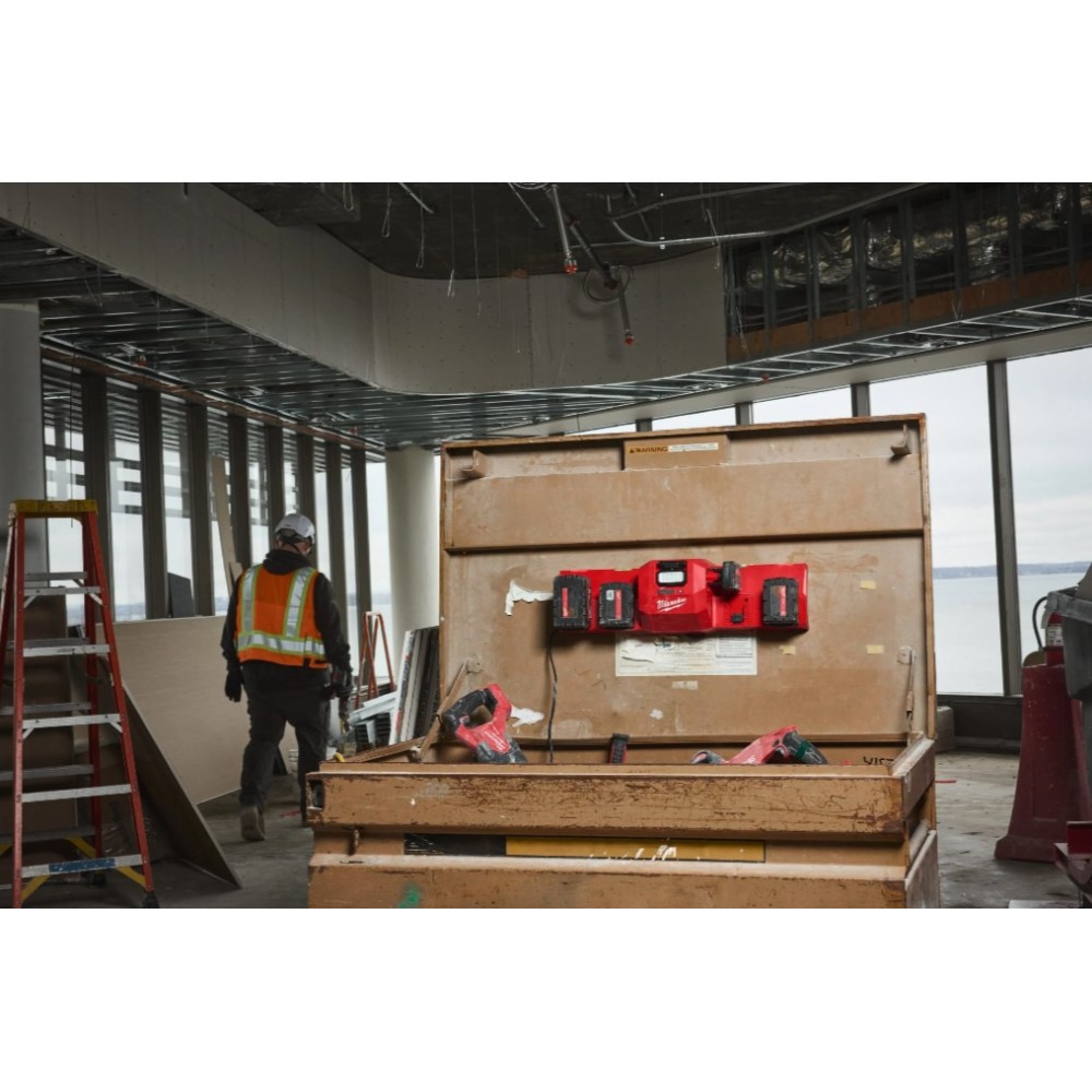 MILWAUKEE ŁADOWARKA 4-PORTOWA 12V i 18V Z REFLEKTOREM 450Lm GANGBOX M12-18 GBC4 USB