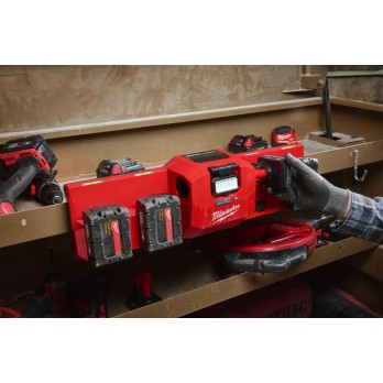 MILWAUKEE ŁADOWARKA 4-PORTOWA 12V i 18V Z REFLEKTOREM 450Lm GANGBOX M12-18 GBC4 USB