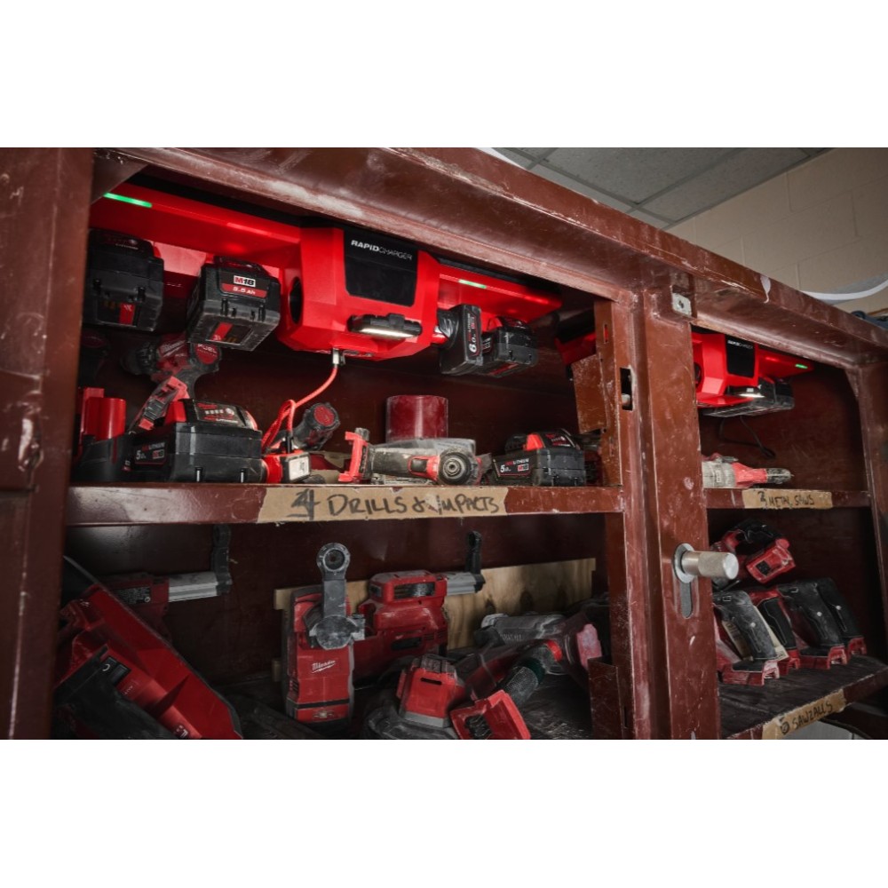 MILWAUKEE ŁADOWARKA 4-PORTOWA Z REFLEKTOREM 450Lm GANGBOX M12-18 GBC4 USB