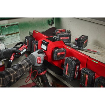 MILWAUKEE ŁADOWARKA 4-PORTOWA 12V i 18V Z REFLEKTOREM 450Lm GANGBOX M12-18 GBC4 USB