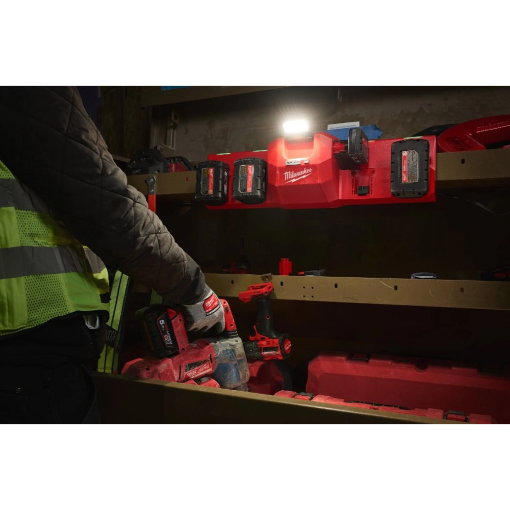 MILWAUKEE ŁADOWARKA 4-PORTOWA 12V i 18V Z REFLEKTOREM 450Lm GANGBOX M12-18 GBC4 USB