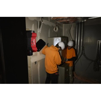 MILWAUKEE REFLEKTOR WIELOKIERUNKOWY Z SYSTEMEM PACKOUT M12 ALIP-0