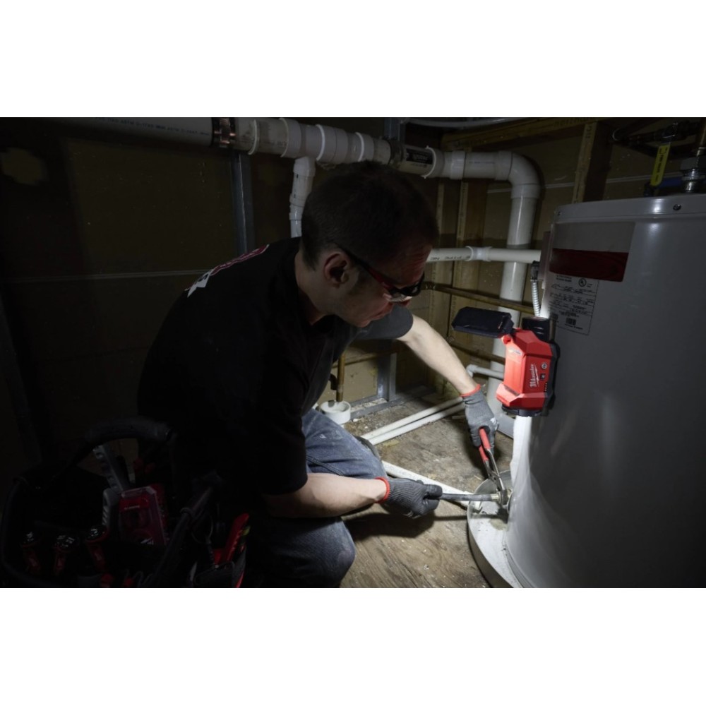 MILWAUKEE REFLEKTOR WIELOKIERUNKOWY Z SYSTEMEM PACKOUT M12 ALIP-0