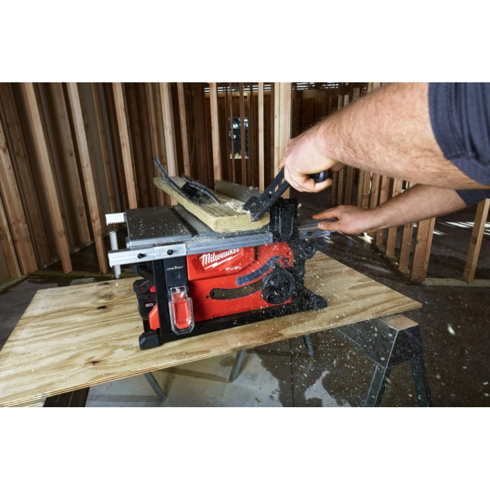 MILWAUKEE STOŁOWA PILARKA TARCZOWA 210MM  Z ONE-KEY M18 FTS210-121B