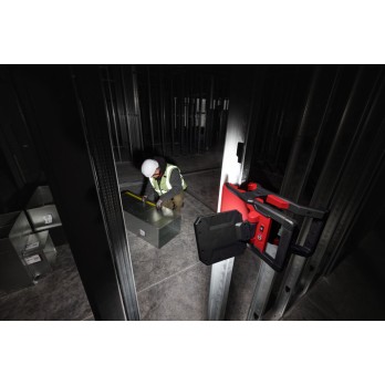 MILWAUKEE LAMPA DO OŚWIETLANIA POWIERZCHNI Z ZACISKIEM I MAGNESEM M18 PAL2-0