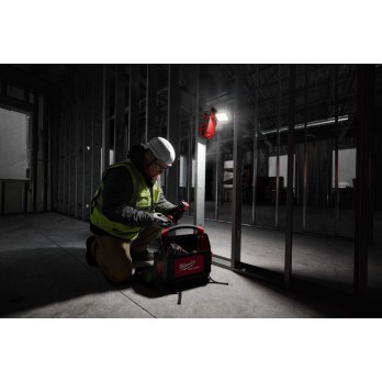 MILWAUKEE LAMPA DO OŚWIETLANIA POWIERZCHNI Z ZACISKIEM I MAGNESEM M18 PAL2-0