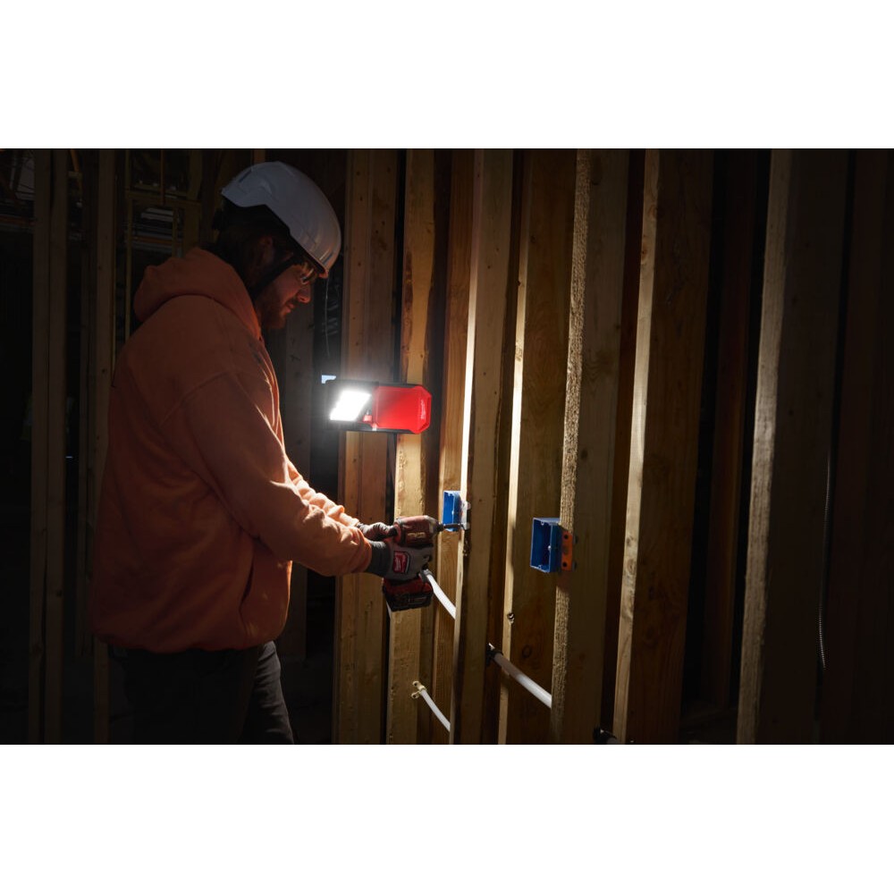 MILWAUKEE LAMPA DO OŚWIETLANIA POWIERZCHNI Z ZACISKIEM I MAGNESEM M18 PAL2-0