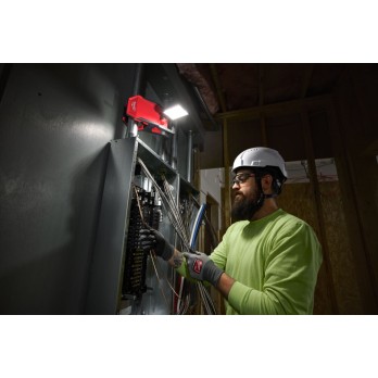 MILWAUKEE LAMPA DO OŚWIETLANIA POWIERZCHNI Z ZACISKIEM I MAGNESEM M18 PAL2-0