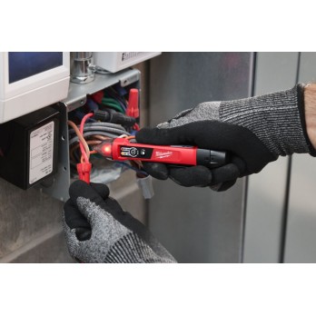 MILWAUKEE DETEKTOR NAPIĘCIA BEZDOTYKOWY Z PODWÓJNYM ZAKRESEM I LATARKĄ NCVDDF