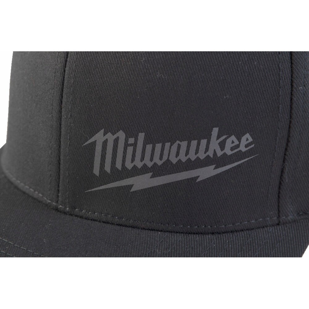 MILWAUKEE CZARNA CZAPKA Z DASZKIEM BCS L/XL